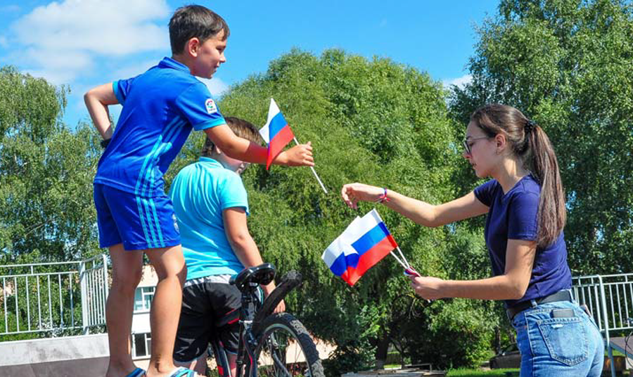 Флаг российский, овеянный славой